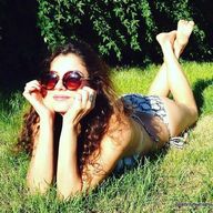 İrem Altuğ bikinili