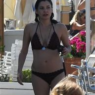 İrem Altuğ bikinili