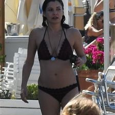 İrem Altuğ bikinili