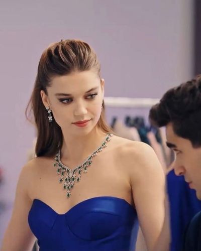 Afra Saraçoğlu seksi ifşa fotoğrafı 65460