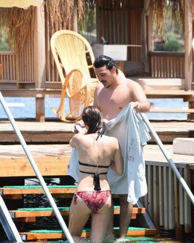 Afra Saraçoğlu seksi ifşa fotoğrafı 430