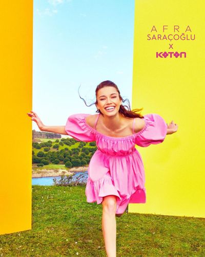 Afra Saraçoğlu seksi ifşa fotoğrafı 470