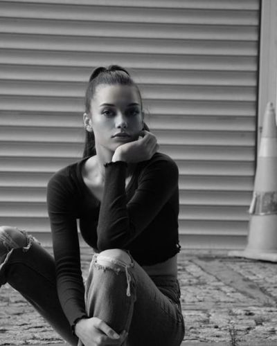 Afra Saraçoğlu seksi ifşa fotoğrafı 489
