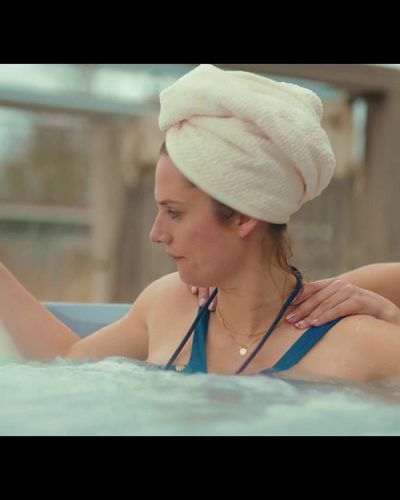 Almila Bağrıaçık seksi ifşa fotoğrafı 17 — Av Mevsimi (2022)