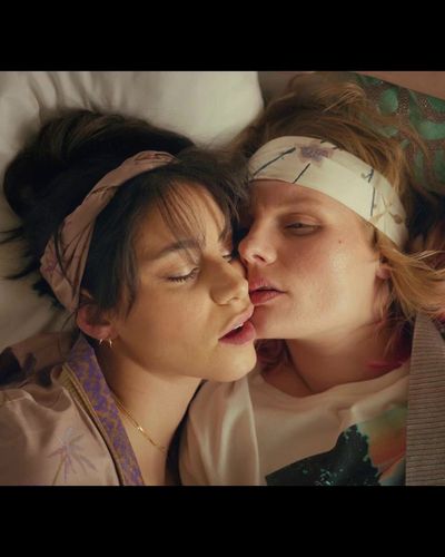 Almila Bağrıaçık seksi ifşa fotoğrafı 19 — Av Mevsimi (2022)