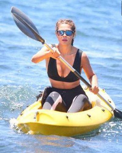 Asena Tuğal seksi ifşa fotoğrafı 2 — Asena Tuğal In A Sexy Black Swimsuit (2022)