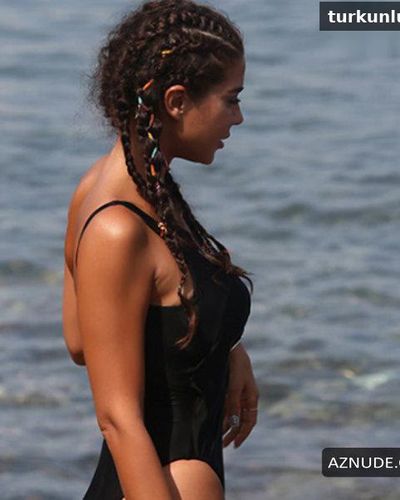 Asena Tuğal seksi ifşa fotoğrafı 6 — Asena Tuğal In A Sexy Black Swimsuit (2022)