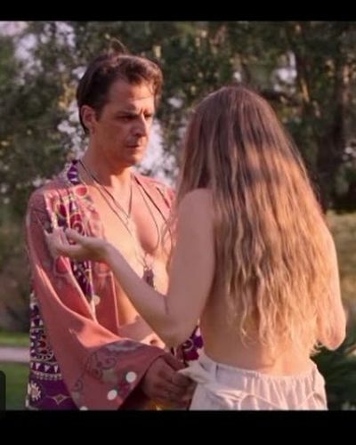 Aslı Enver seksi ifşa fotoğrafı 15 — Tam Bir Centilmen (2024)