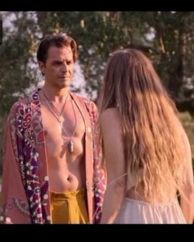 Aslı Enver seksi ifşa fotoğrafı 3 — Tam Bir Centilmen (2024)