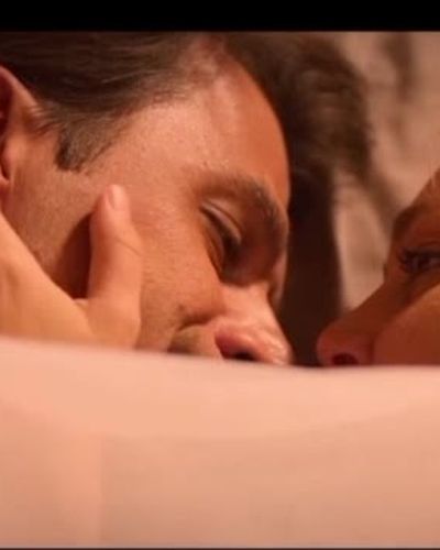 Aslı Enver seksi ifşa fotoğrafı 9 — Tam Bir Centilmen (2024)