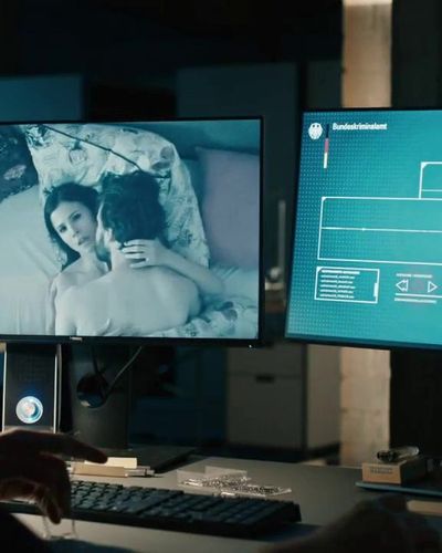 Ayşe Tezel seksi ifşa fotoğrafı 19 — Die Informantin - Der Fall Lissabon (2019)