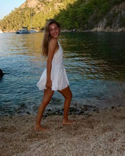 Berfu Yenenler seksi ifşa fotoğrafı 98