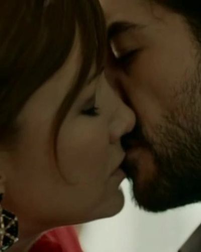 Berna Laçin seksi ifşa fotoğrafı 2 — Aşk Ekmek Hayaller (2015)