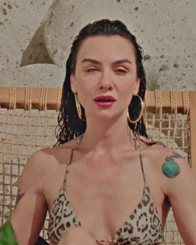 Birce Akalay seksi ifşa fotoğrafı 135