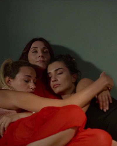 Boncuk Yılmaz seksi ifşa fotoğrafı 20 — Zeytin Ağacı (2022)