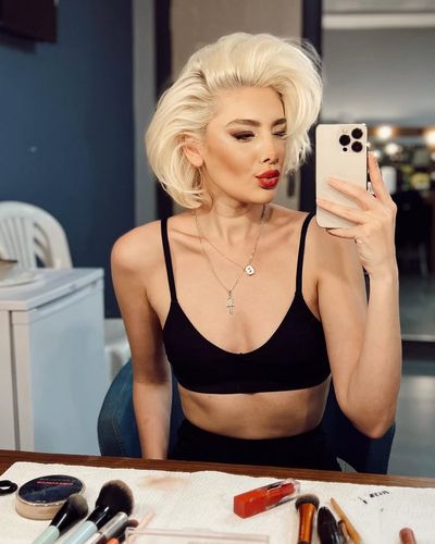 Burcu Binici seksi ifşa fotoğrafı 12