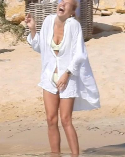Burcu Esmersoy seksi ifşa fotoğrafı 129