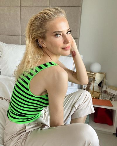 Burcu Esmersoy seksi ifşa fotoğrafı 306