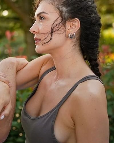 Burcu Özberk seksi ifşa fotoğrafı 1741