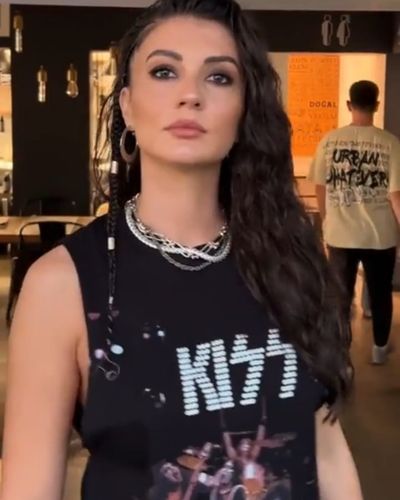 Burcu Özberk seksi ifşa fotoğrafı 93515