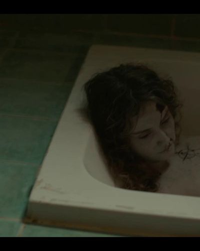 Cansu Türedi seksi ifşa fotoğrafı 3 — Cenaze (2023)
