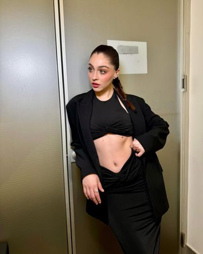 Cemre Baysel seksi ifşa fotoğrafı 132