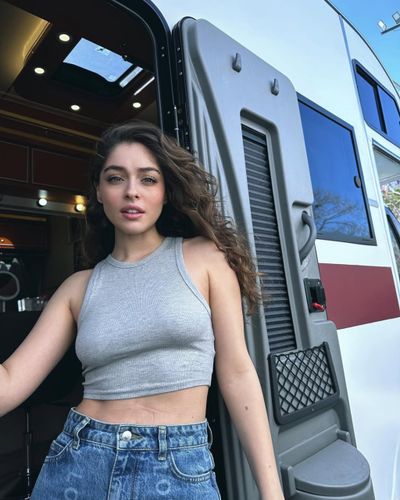 Cemre Baysel seksi ifşa fotoğrafı 142