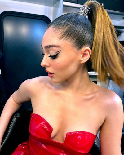 Cemre Baysel seksi ifşa fotoğrafı 165