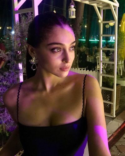 Cemre Baysel seksi ifşa fotoğrafı 284