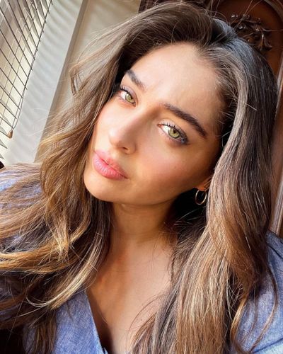 Cemre Baysel seksi ifşa fotoğrafı 330