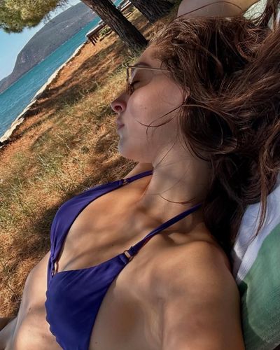 Cemre Baysel seksi ifşa fotoğrafı 358