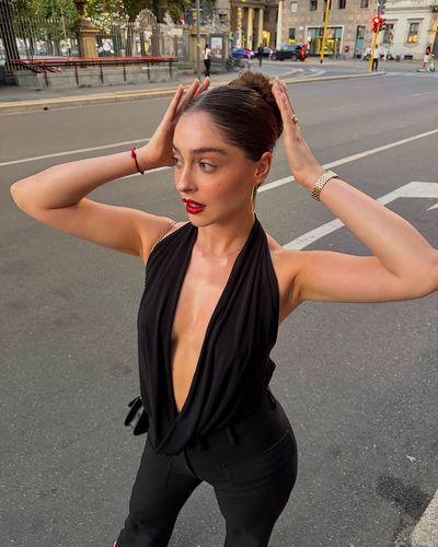 Cemre Baysel seksi ifşa fotoğrafı 373
