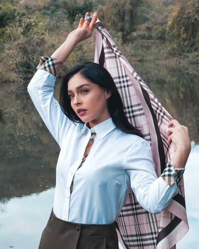 Cemre Baysel seksi ifşa fotoğrafı 470