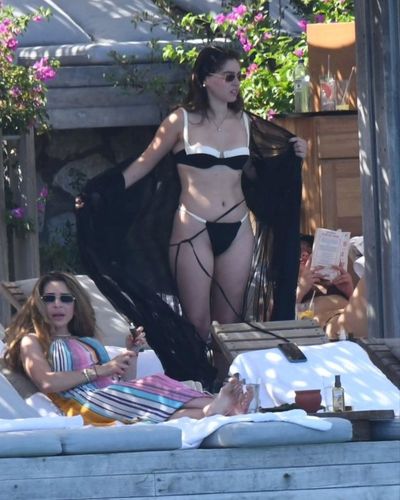 Cemre Baysel seksi ifşa fotoğrafı 51
