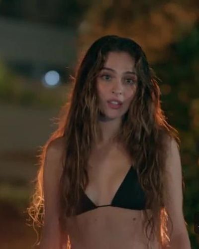 Cemre Baysel seksi ifşa fotoğrafı 9 — Leyla (2024)