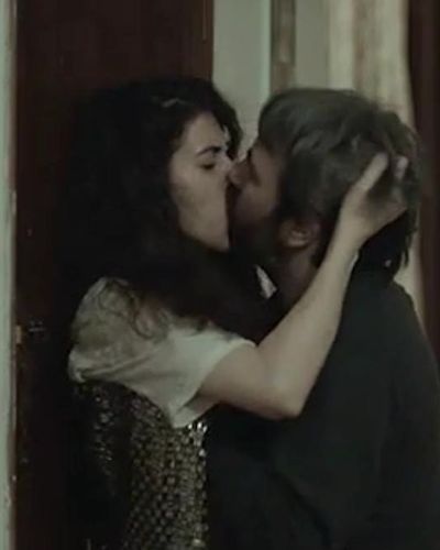 Cemre Ebuzziya seksi ifşa fotoğrafı 9 — Bulantı (2015)