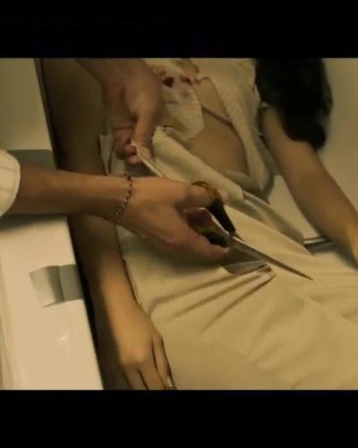Cemre Ebuzziya seksi ifşa fotoğrafı 4 — Kronoloji (2019)