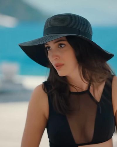 Cemre Gümeli seksi ifşa fotoğrafı 21 — Bay Yanlış (2020)