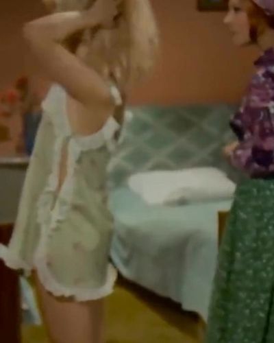 Ceyda Karahan seksi ifşa fotoğrafı 12 — Çam Sakızı (1974)
