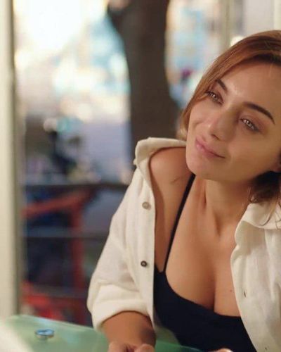 Damla Sönmez seksi ifşa fotoğrafı 14 — Maviye Sürgün (2023)