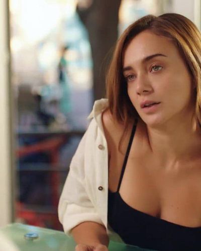 Damla Sönmez seksi ifşa fotoğrafı 2 — Maviye Sürgün (2023)