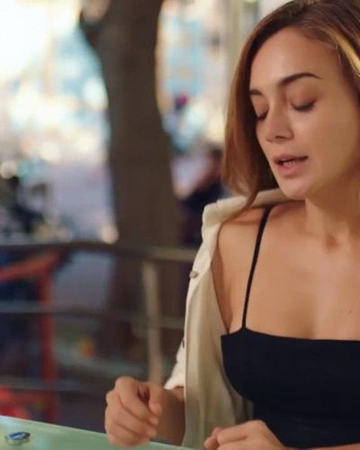 Damla Sönmez seksi ifşa fotoğrafı 4 — Maviye Sürgün (2023)