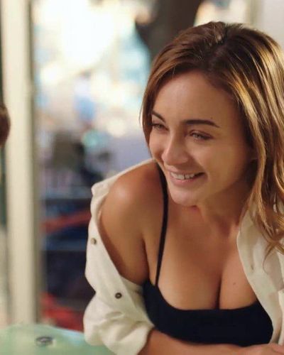 Damla Sönmez seksi ifşa fotoğrafı 9 — Maviye Sürgün (2023)