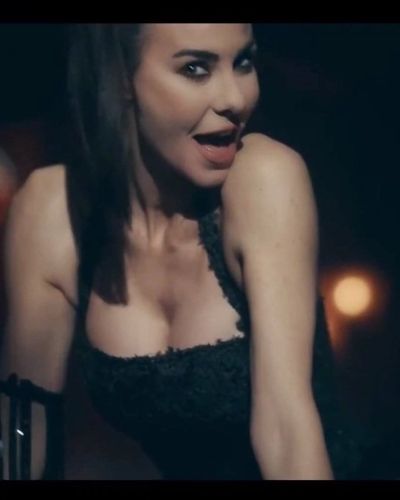 Defne Samyeli seksi ifşa fotoğrafı 100