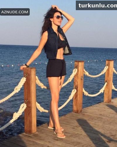 Defne Samyeli seksi ifşa fotoğrafı 3 — Defne Samyeli Hot And Sexy Bikini (2022)