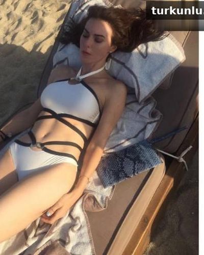Defne Samyeli seksi ifşa fotoğrafı 5 — Defne Samyeli Hot And Sexy Bikini (2022)