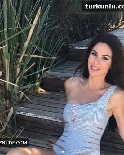Defne Samyeli seksi ifşa fotoğrafı 7 — Defne Samyeli Hot And Sexy Bikini (2022)