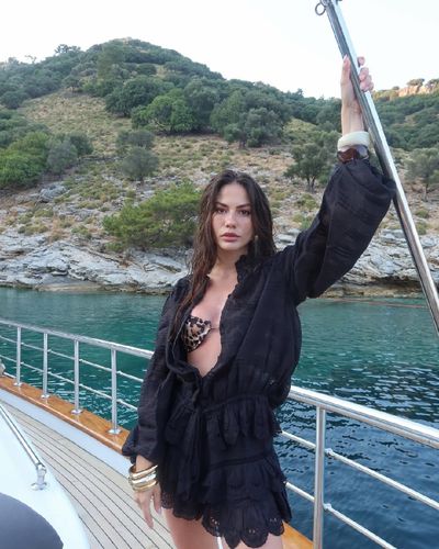 Demet Özdemir seksi ifşa fotoğrafı 1329