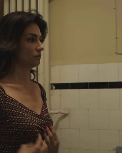 Devin Özgür Çınar seksi ifşa fotoğrafı 1 — Geriye Kalan (2012)