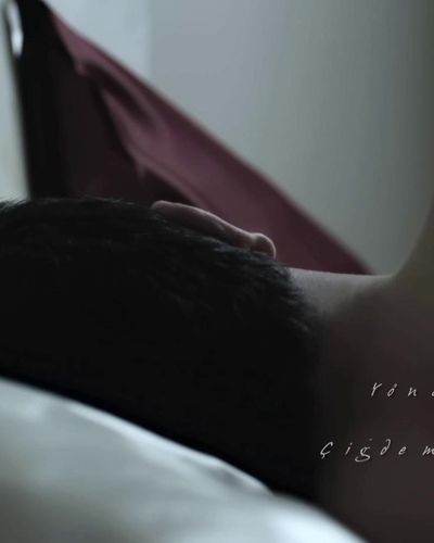 Devin Özgür Çınar seksi ifşa fotoğrafı 10 — Geriye Kalan (2012)